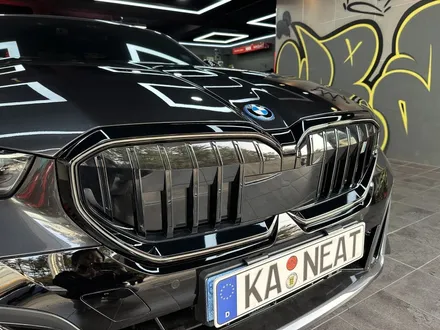 부산 크롬죽이기 BMW i5 아이코닉 그릴 세로그릴 고광택 블랙 랩핑 시공 / 부산 해운대구