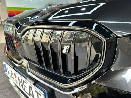 부산 크롬죽이기 BMW i5 아이코닉 그릴 세로그릴 고광택 블랙 랩핑 시공 / 부산 해운대구