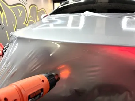 부산 투톤랩핑 BMW i7 듀오톤랩핑 시공으로 럭셔리한 플래그십 세단 표현하기! [3M 화이트 알루미늄] / 부산 해운대구