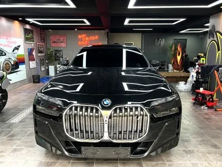 부산 랩핑 BMW I7 사틴 다크 그레이 투톤 랩핑(듀오톤 랩핑)으로 고급스러운 분위기 연출하기 / 부산 해운대구