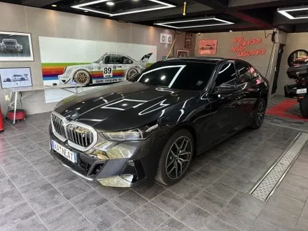 부산 크롬죽이기 BMW i5 아이코닉 그릴 세로그릴 고광택 블랙 랩핑 시공 / 부산 해운대구