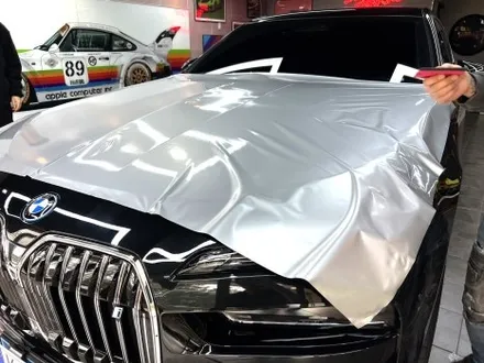 부산 투톤랩핑 BMW i7 듀오톤랩핑 시공으로 럭셔리한 플래그십 세단 표현하기! [3M 화이트 알루미늄] / 부산 해운대구