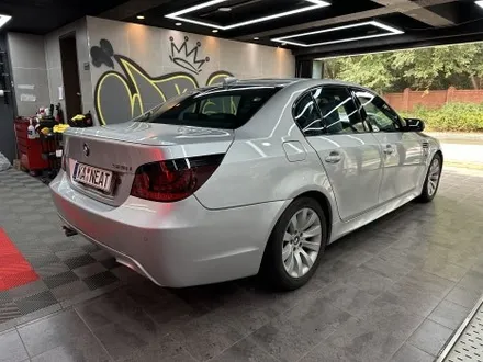 부산 BMW 528i E바디 M5, 고광택 블랙 몰딩 시공으로 크롬죽이기 완벽 해결 / 부산 해운대구