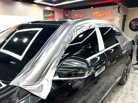 부산 랩핑 BMW I7 사틴 다크 그레이 투톤 랩핑(듀오톤 랩핑)으로 고급스러운 분위기 연출하기 / 부산 해운대구