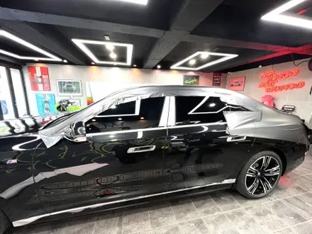 부산 랩핑 BMW I7 사틴 다크 그레이 투톤 랩핑(듀오톤 랩핑)으로 고급스러운 분위기 연출하기 / 부산 해운대구