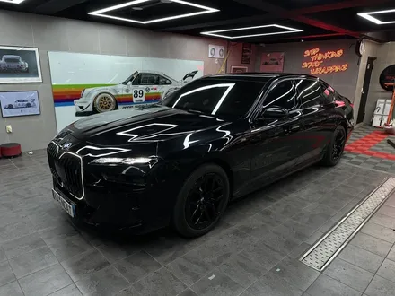 부산 랩핑 BMW 740i 전체 외관 정리｜크롬죽이기 + 블랙 유광 휠도색으로 완성도 끌어올리다 / 부산 해운대구