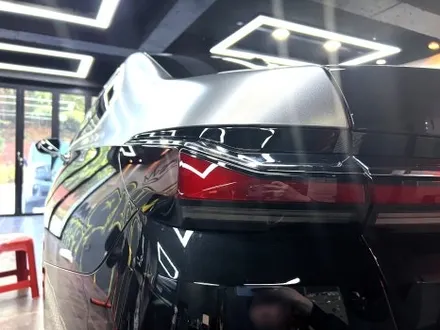부산 랩핑 BMW I7 사틴 다크 그레이 투톤 랩핑(듀오톤 랩핑)으로 고급스러운 분위기 연출하기 / 부산 해운대구