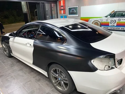 부산랩핑 BMW 4시리즈 쿠페 사틴블랙 전체랩핑으로 묵직하고 깔끔한 쿠페로 만들기! [TINYBOT] / 부산 해운대구