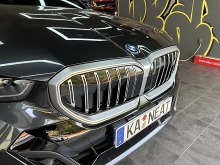 부산 크롬죽이기 BMW i5 아이코닉 그릴 세로그릴 고광택 블랙 랩핑 시공 / 부산 해운대구