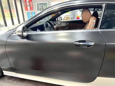 부산랩핑 벤츠 E클래스 E450 쿠페 사틴블랙 전체 시공으로 강인한 모습으로 거듭나보세요! [에이버리 데니슨] / 부산 해운대구