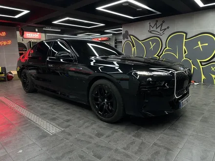 부산 랩핑 BMW 740i 전체 외관 정리｜크롬죽이기 + 블랙 유광 휠도색으로 완성도 끌어올리다 / 부산 해운대구