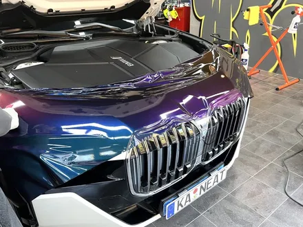 부산랩핑 BMW i7 투톤 랩핑 듀오톤 랩핑으로 온 우주를 담은듯한 색상의 차량으로 변신! / 부산 해운대구