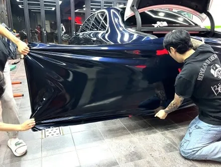 부산랩핑 메르세데스 벤츠 E클래스(E300) 3M 미드나잇블루 전체랩핑으로 어두운 밤하늘의 감성을 느껴보세요! / 부산 해운대구