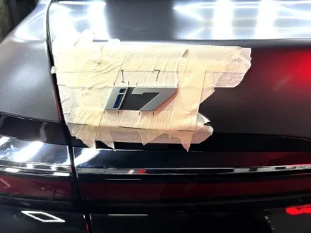 부산 랩핑 BMW I7 사틴 다크 그레이 투톤 랩핑(듀오톤 랩핑)으로 고급스러운 분위기 연출하기 / 부산 해운대구