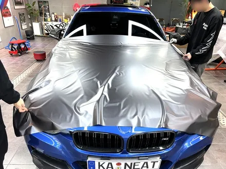 부산랩핑 BMW 3시리즈 사틴 다크 그레이 컬러로 도시적인 느낌 물씬~ / 부산 해운대구