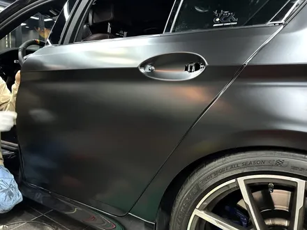 부산 자동차랩핑 BMW M5 컴페티션 사틴블랙 전체랩핑을 통해 강렬한 스포츠 세단으로 변신하기[에이버리] / 부산 해운대구