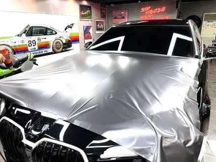 부산 랩핑 BMW I7 사틴 다크 그레이 투톤 랩핑(듀오톤 랩핑)으로 고급스러운 분위기 연출하기 / 부산 해운대구