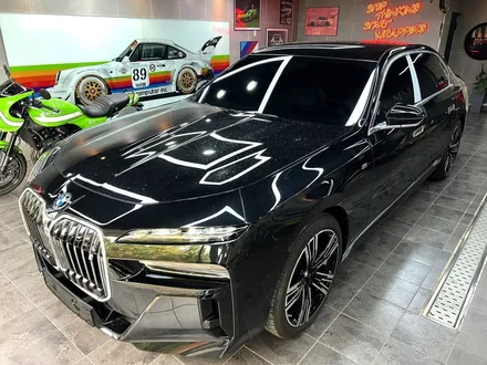 부산 랩핑 BMW I7 사틴 다크 그레이 투톤 랩핑(듀오톤 랩핑)으로 고급스러운 분위기 연출하기 / 부산 해운대구