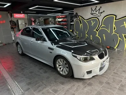 부산 BMW 528i E바디 M5, 고광택 블랙 몰딩 시공으로 크롬죽이기 완벽 해결 / 부산 해운대구