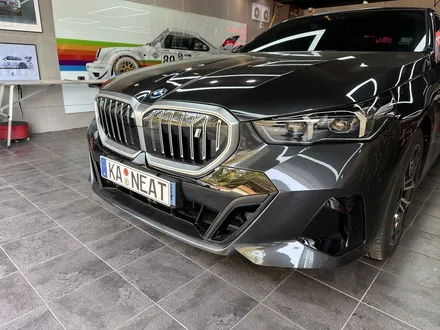 부산 크롬죽이기 BMW i5 아이코닉 그릴 세로그릴 고광택 블랙 랩핑 시공 / 부산 해운대구
