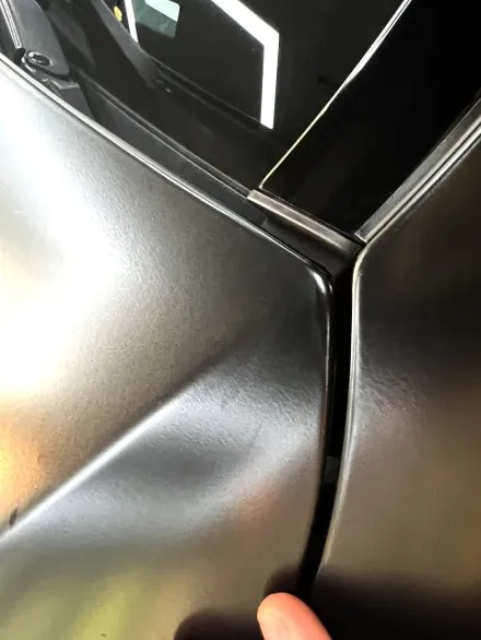 부산랩핑 벤츠 E클래스 E450 쿠페 사틴블랙 전체 시공으로 강인한 모습으로 거듭나보세요! [에이버리 데니슨] / 부산 해운대구