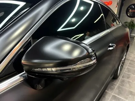 부산랩핑 벤츠 E클래스 E450 쿠페 사틴블랙 전체 시공으로 강인한 모습으로 거듭나보세요! [에이버리 데니슨] / 부산 해운대구