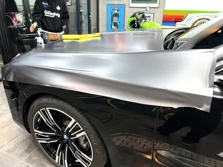 부산 랩핑 BMW I7 사틴 다크 그레이 투톤 랩핑(듀오톤 랩핑)으로 고급스러운 분위기 연출하기 / 부산 해운대구