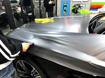 부산 랩핑 BMW I7 사틴 다크 그레이 투톤 랩핑(듀오톤 랩핑)으로 고급스러운 분위기 연출하기 / 부산 해운대구