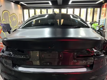 부산 자동차랩핑 BMW M5 컴페티션 사틴블랙 전체랩핑을 통해 강렬한 스포츠 세단으로 변신하기[에이버리] / 부산 해운대구