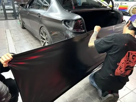 부산 자동차랩핑 BMW M5 컴페티션 사틴블랙 전체랩핑을 통해 강렬한 스포츠 세단으로 변신하기[에이버리] / 부산 해운대구