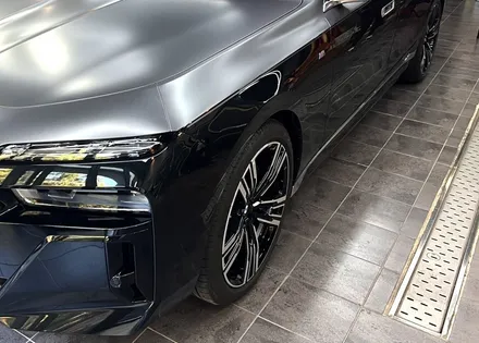 부산 랩핑 BMW I7 사틴 다크 그레이 투톤 랩핑(듀오톤 랩핑)으로 고급스러운 분위기 연출하기 / 부산 해운대구