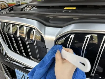 부산 크롬죽이기 BMW i5 아이코닉 그릴 세로그릴 고광택 블랙 랩핑 시공 / 부산 해운대구