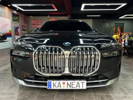 부산 투톤랩핑 BMW i7 듀오톤랩핑 시공으로 럭셔리한 플래그십 세단 표현하기! [3M 화이트 알루미늄] / 부산 해운대구