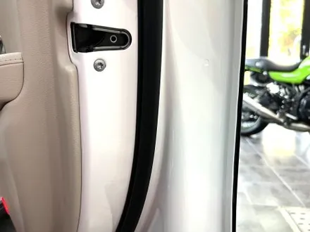 부산랩핑 메르세데스 벤츠 E클래스(E300) 3M 미드나잇블루 전체랩핑으로 어두운 밤하늘의 감성을 느껴보세요! / 부산 해운대구