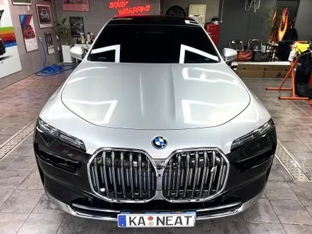 부산 투톤랩핑 BMW i7 듀오톤랩핑 시공으로 럭셔리한 플래그십 세단 표현하기! [3M 화이트 알루미늄] / 부산 해운대구