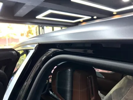 부산 랩핑 BMW I7 사틴 다크 그레이 투톤 랩핑(듀오톤 랩핑)으로 고급스러운 분위기 연출하기 / 부산 해운대구