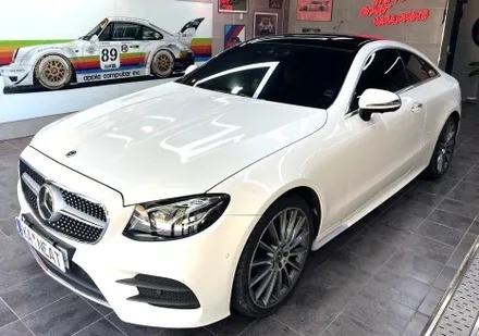 부산랩핑 벤츠 E클래스 E450 쿠페 사틴블랙 전체 시공으로 강인한 모습으로 거듭나보세요! [에이버리 데니슨] / 부산 해운대구