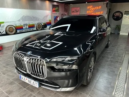 부산 투톤랩핑 BMW i7 듀오톤랩핑 시공으로 럭셔리한 플래그십 세단 표현하기! [3M 화이트 알루미늄] / 부산 해운대구