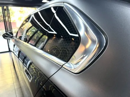 부산 랩핑 BMW I7 사틴 다크 그레이 투톤 랩핑(듀오톤 랩핑)으로 고급스러운 분위기 연출하기 / 부산 해운대구