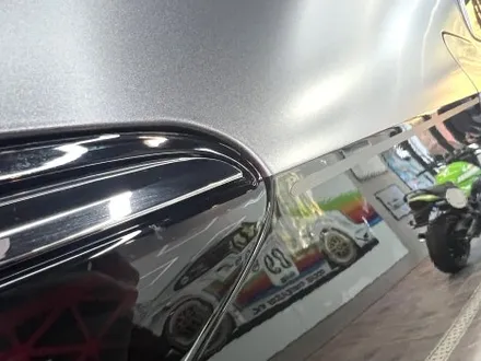 부산 랩핑 BMW I7 사틴 다크 그레이 투톤 랩핑(듀오톤 랩핑)으로 고급스러운 분위기 연출하기 / 부산 해운대구