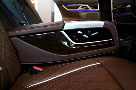 부산 실내 랩핑 BMW(Bayerische Motoren Werke) 740I 우드 가리기 / 부산 해운대구