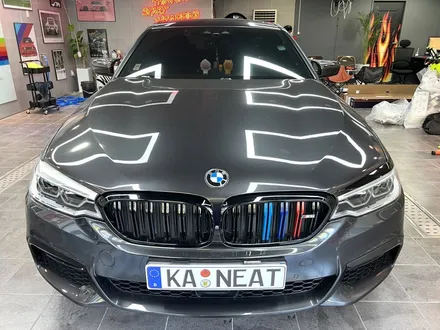 부산 자동차랩핑 BMW M5 컴페티션 사틴블랙 전체랩핑을 통해 강렬한 스포츠 세단으로 변신하기[에이버리] / 부산 해운대구