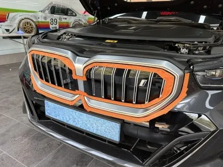 부산 크롬죽이기 BMW i5 아이코닉 그릴 세로그릴 고광택 블랙 랩핑 시공 / 부산 해운대구