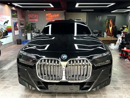 부산 랩핑 BMW I7 사틴 다크 그레이 투톤 랩핑(듀오톤 랩핑)으로 고급스러운 분위기 연출하기 / 부산 해운대구