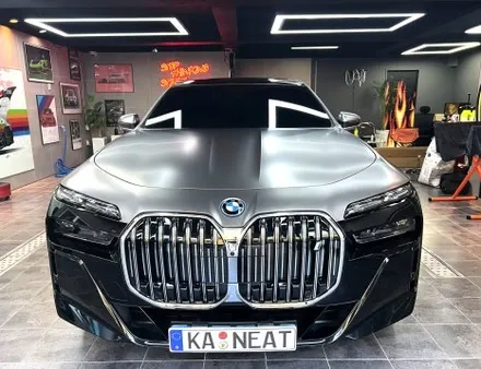 부산 랩핑 BMW I7 사틴 다크 그레이 투톤 랩핑(듀오톤 랩핑)으로 고급스러운 분위기 연출하기 / 부산 해운대구