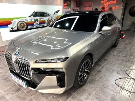부산 자동차 랩핑 BMW I7 듀오톤(투톤) + 코치라인 고광택 필름으로 차량의 스타일 변화시키기! / 부산 해운대구