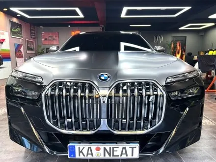 부산 랩핑 BMW I7 사틴 다크 그레이 투톤 랩핑(듀오톤 랩핑)으로 고급스러운 분위기 연출하기 / 부산 해운대구