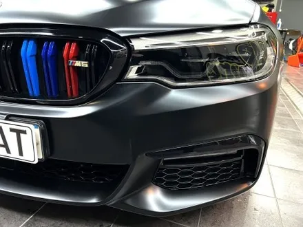 부산 자동차랩핑 BMW M5 컴페티션 사틴블랙 전체랩핑을 통해 강렬한 스포츠 세단으로 변신하기[에이버리] / 부산 해운대구