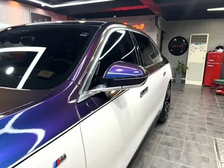 부산랩핑 BMW i7 투톤 랩핑 듀오톤 랩핑으로 온 우주를 담은듯한 색상의 차량으로 변신! / 부산 해운대구