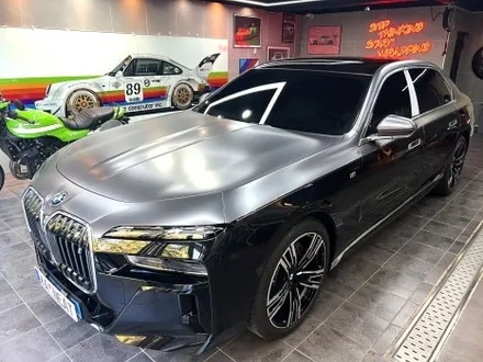 부산 랩핑 BMW I7 사틴 다크 그레이 투톤 랩핑(듀오톤 랩핑)으로 고급스러운 분위기 연출하기 / 부산 해운대구